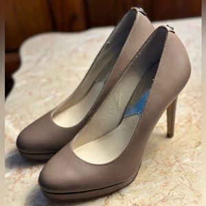 Michael Kors Taupe Platform Pumps Heels W/Charm | Size 6M